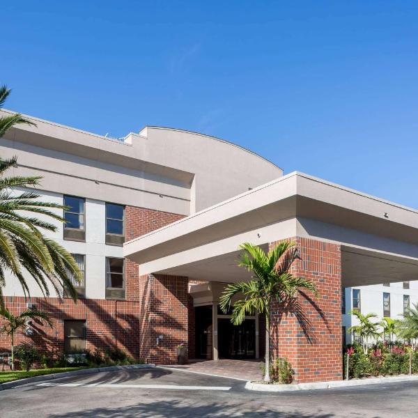 Days Inn & Suites by Wyndham Fort Myers Near JetBlue Park