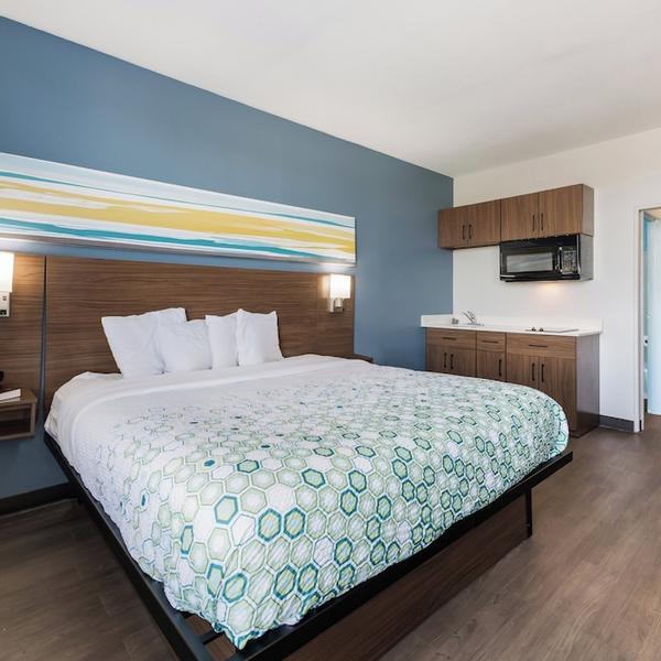 HomeTowne Studios by Red Roof Newport News – Hampton West