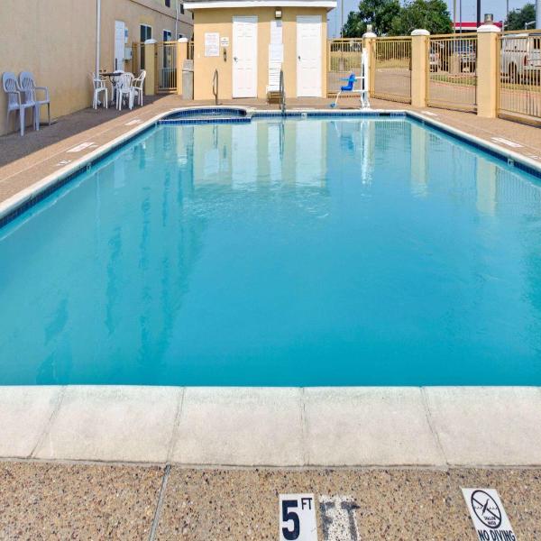 Days Inn by Wyndham Dallas Garland West