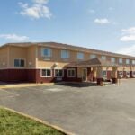 Super 8 by Wyndham Lees Summit