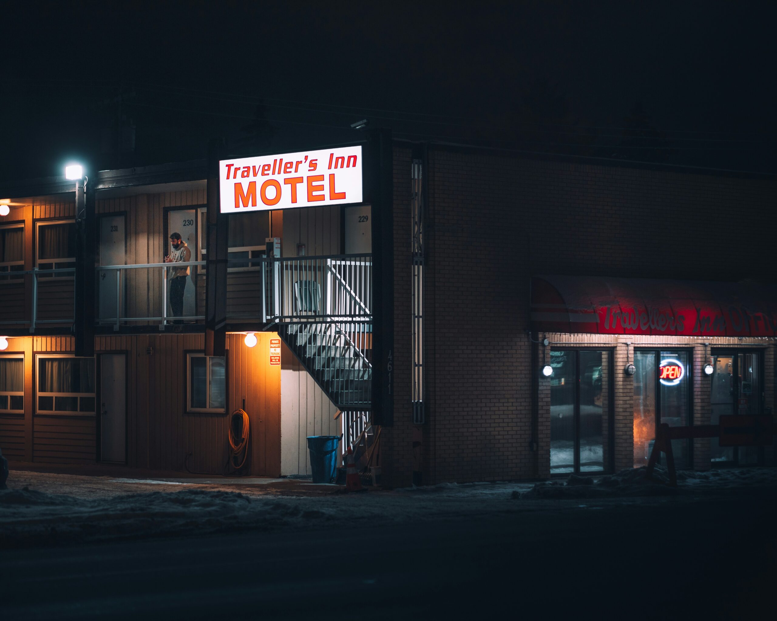 Exterior-Corridor vs. Interior-Hall Hotels: A Data-Backed Guide to Deposit Holds, ID Rules, and Payment Options