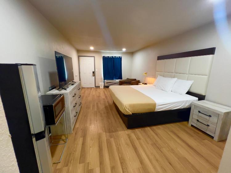 ECONOMY INN AND SUITES photo 1