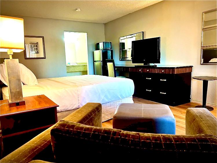 ECONOMY INN AND SUITES photo 2