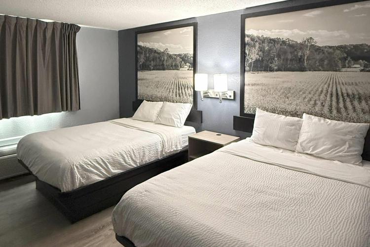 Super 8 by Wyndham Fort Wayne photo 1
