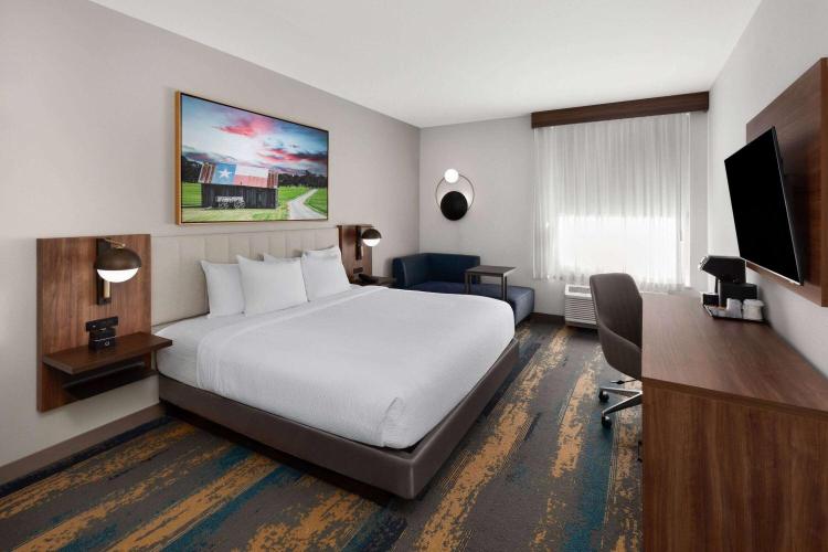 La Quinta Inn & Suites by Wyndham San Antonio at the RIM photo 1