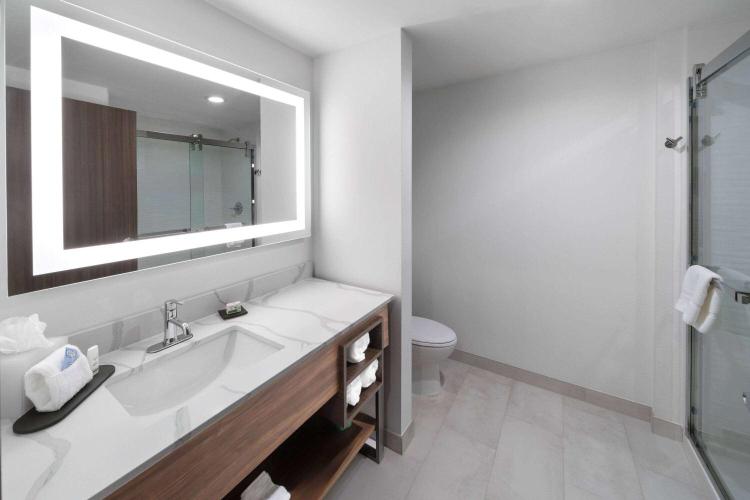 La Quinta Inn & Suites by Wyndham San Antonio at the RIM photo 2