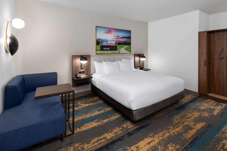 La Quinta Inn & Suites by Wyndham San Antonio at the RIM photo 3