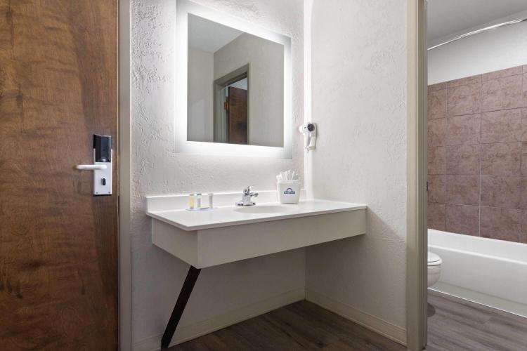 Days Inn and Suites by Wyndham Downtown Missoula-University photo 1