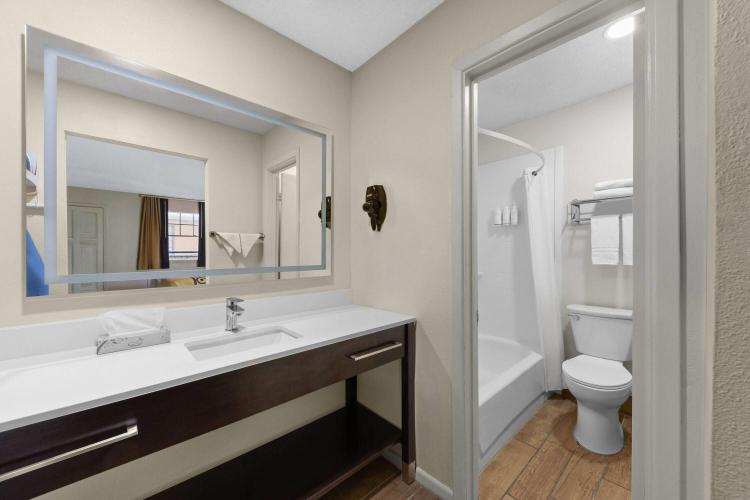 Super 8 by Wyndham New Orleans photo 2