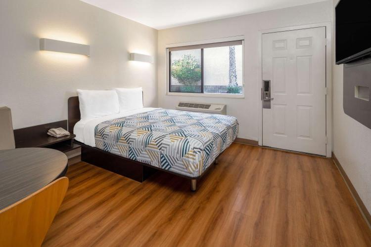 Motel 6-Santa Barbara, CA - State Street photo 3