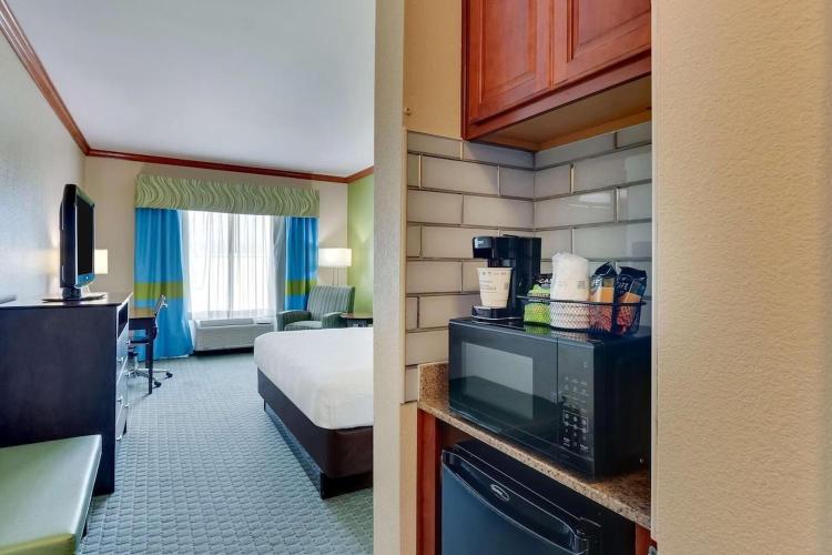 Comfort Inn & Suites photo 1