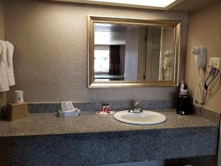 Super 8 by Wyndham San Antonio Pearl District Downtown photo 1
