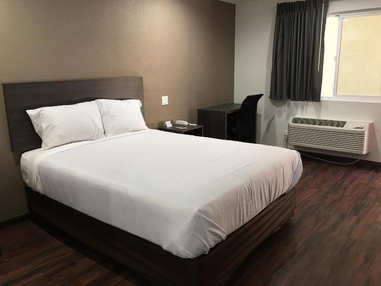 Baymont by Wyndham Bakersfield photo 2