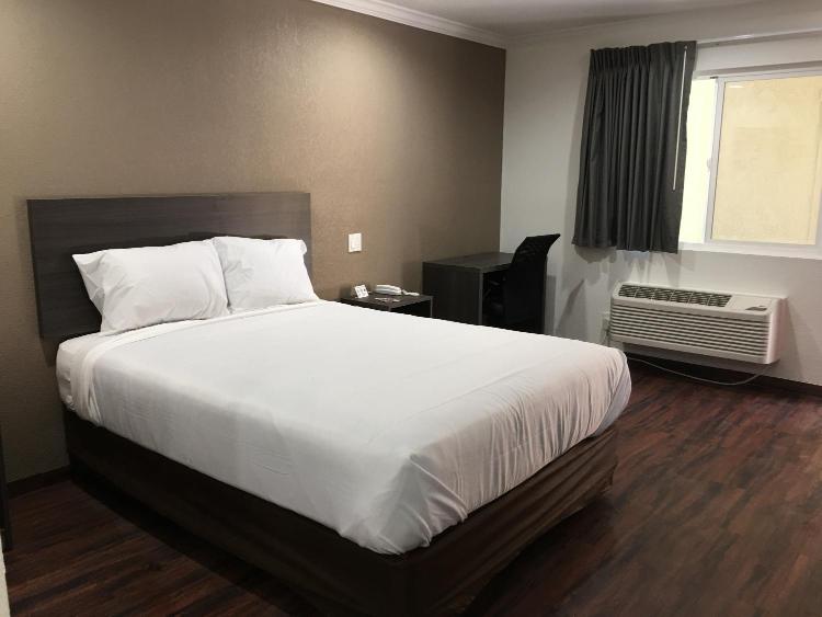 Baymont by Wyndham Bakersfield photo 3