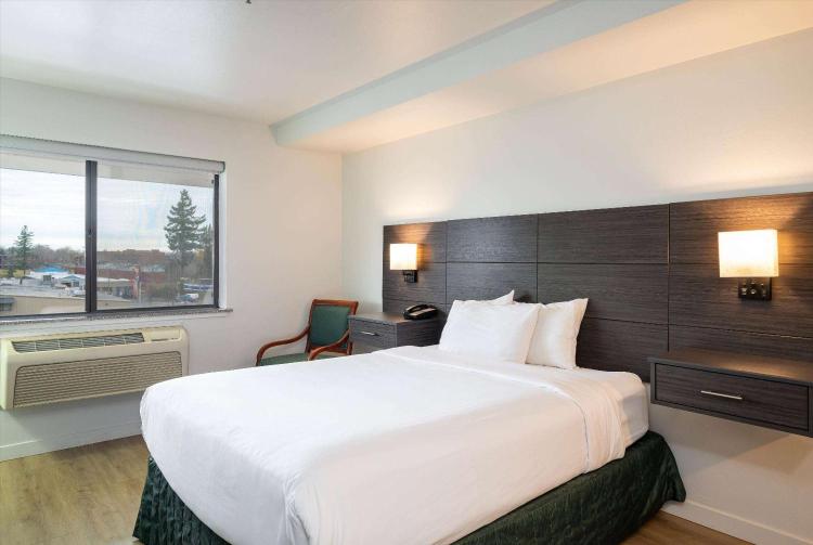 Baymont INN & Suites by Wyndham photo 1