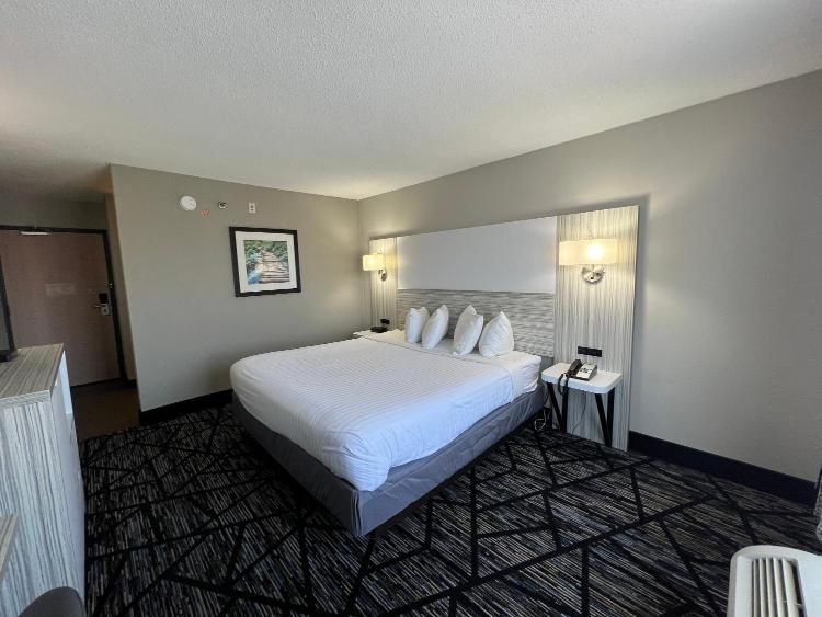 Baymont by Wyndham Peoria photo 2