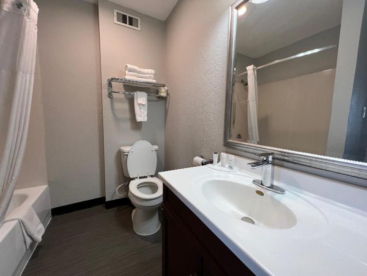 Baymont by Wyndham Peoria photo 3