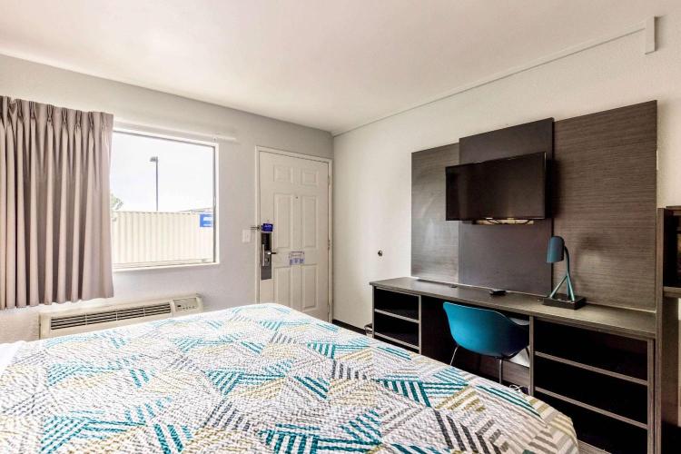 Motel 6-Carlsbad, CA - East Near LEGOLAND photo 2