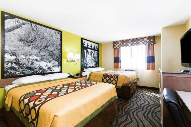 Super 8 by Wyndham Brunswick/St Simons Island Area photo 1