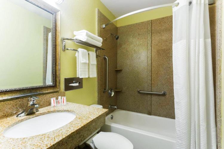 Super 8 by Wyndham Brunswick/St Simons Island Area photo 3