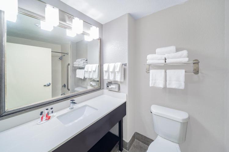 Days Inn & Suites by Wyndham San Antonio near Frost Bank Center photo 1