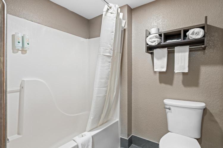 Quality Inn & Suites photo 2