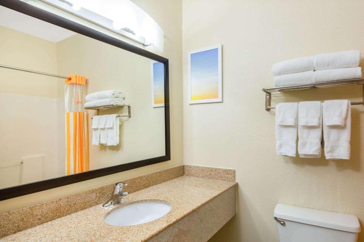 La Quinta Inn by Wyndham Lincoln photo 3