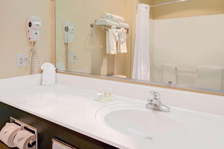 Days Inn & Suites by Wyndham Airport Albuquerque photo 3