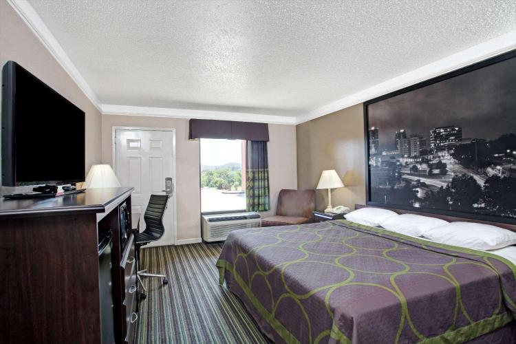 Super 8 by Wyndham Knoxville East photo 1