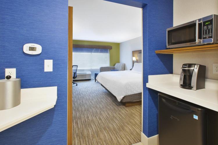 Holiday Inn Express & Suites Grand Rapids Airport North by IHG photo 2