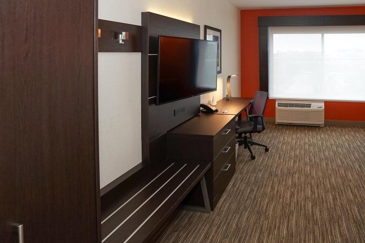 Holiday Inn Express & Suites - Aurora Medical Campus by IHG photo 2