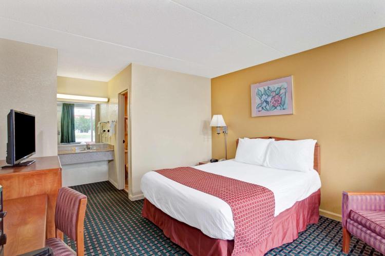 Days Inn by Wyndham Clarksville TN photo 1