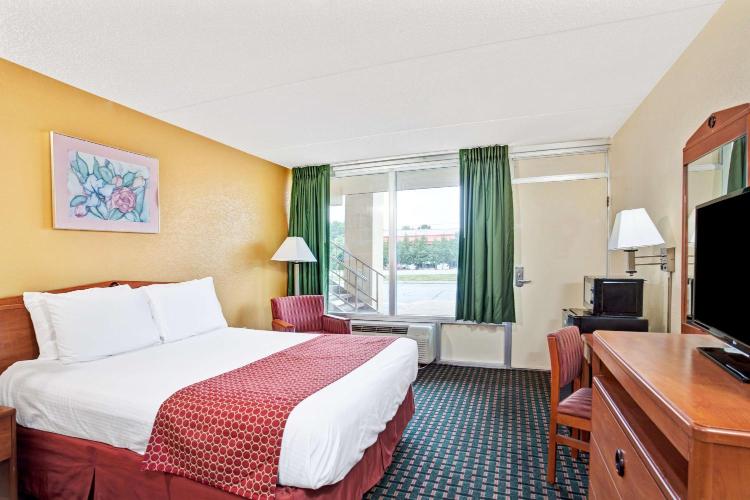 Days Inn by Wyndham Clarksville TN photo 2