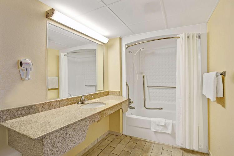 Days Inn by Wyndham Clarksville TN photo 3