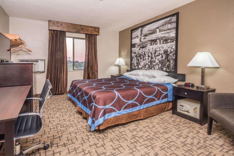 Super 8 by Wyndham Boise photo 2