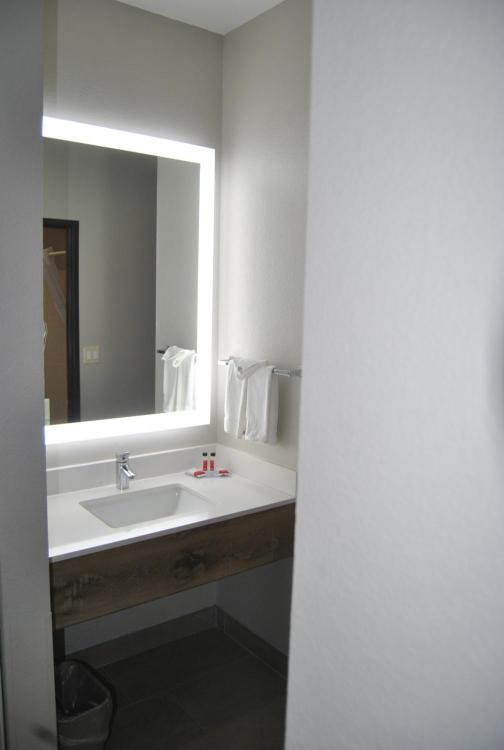Days Inn & Suites by Wyndham San Antonio North/Stone Oak photo 2