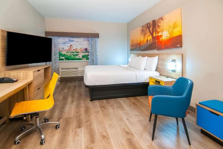 Days Inn & Suites by Wyndham San Antonio North/Stone Oak photo 3