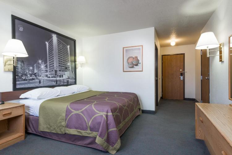 Super 8 by Wyndham Bernalillo photo 2