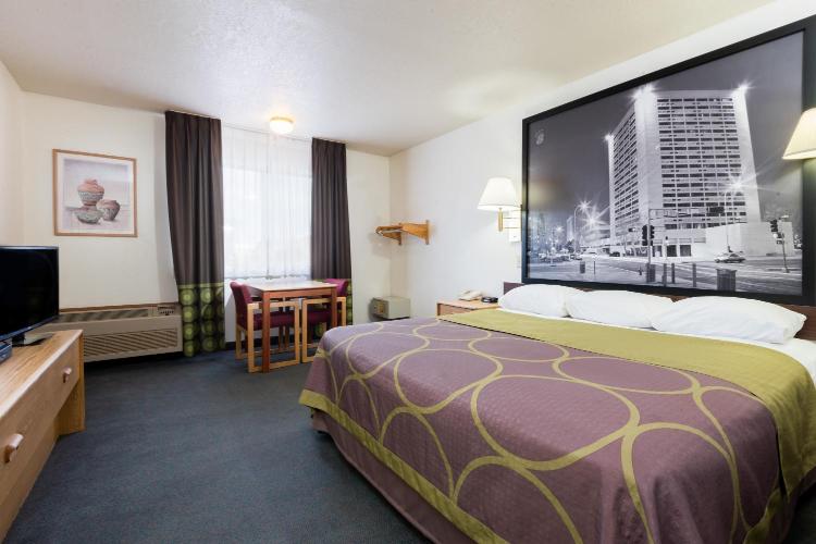 Super 8 by Wyndham Bernalillo photo 3