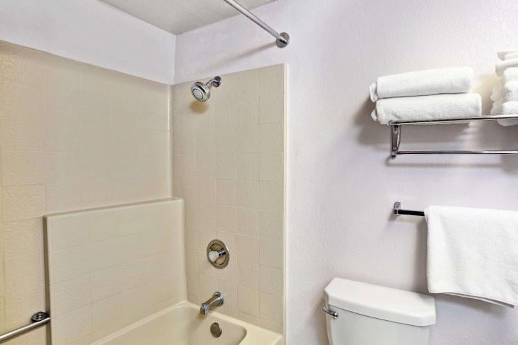 Days Inn & Suites by Wyndham Fullerton photo 2