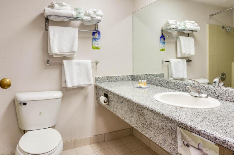 Days Inn & Suites by Wyndham Fullerton photo 3