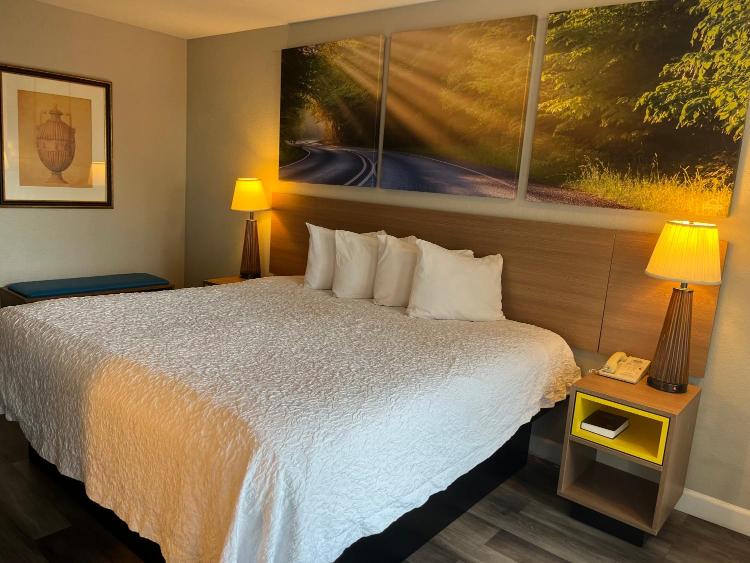 Days Inn & Suites by Wyndham Dayton North photo 1