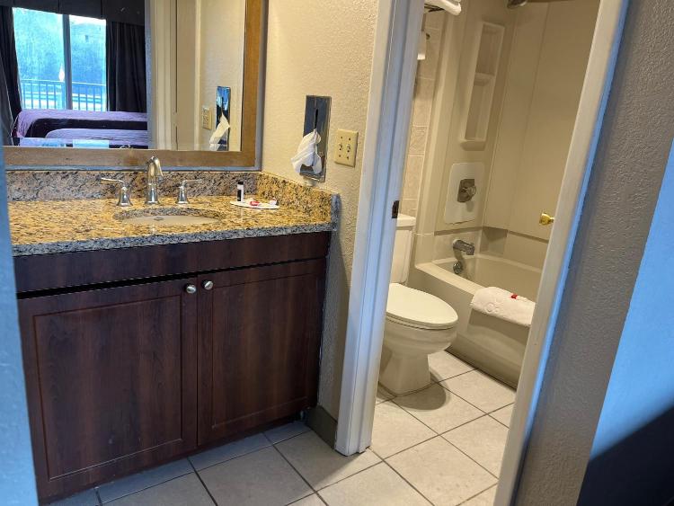 Days Inn & Suites by Wyndham Dayton North photo 2