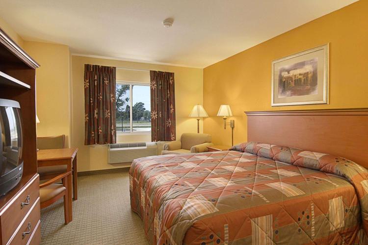 Super 8 by Wyndham Topeka at Forbes Landing photo 1