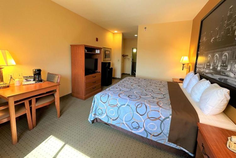 Super 8 by Wyndham Topeka at Forbes Landing photo 2