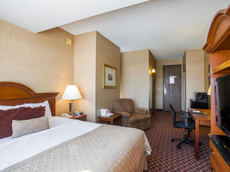 Ramada by Wyndham Topeka Downtown Hotel & Convention Center photo 2