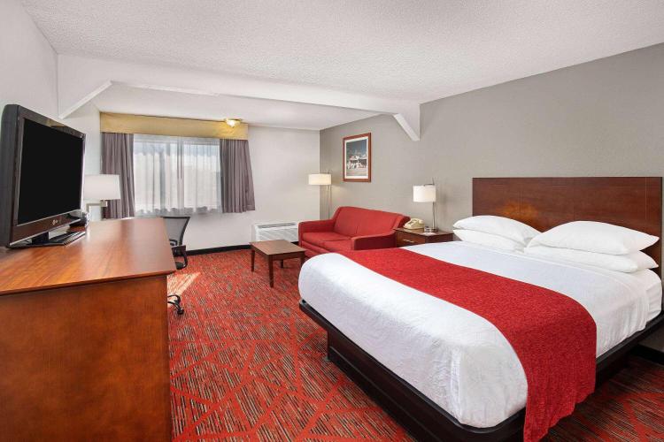 Ramada by Wyndham Bowling Green photo 1