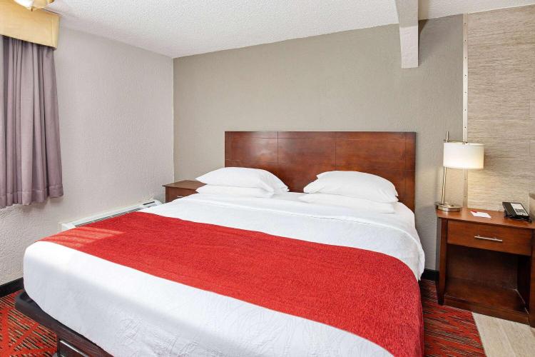 Ramada by Wyndham Bowling Green photo 2