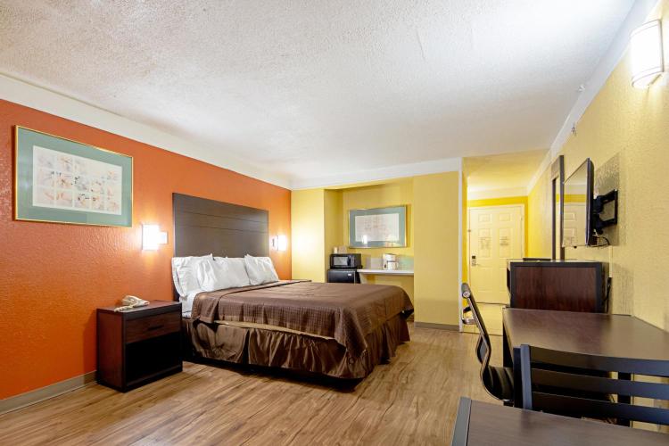 Economy Inn & Suites photo 1