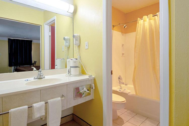 Economy Inn & Suites photo 2